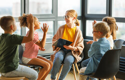 20240215_skole_gruppe_klasserom_iStock-1423602678-scaled (1)